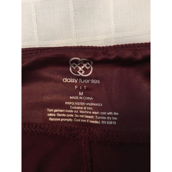 NWT Daisy Fuentes Fit, Medium Leggings With Side Seam Cut Outs - Picture 5 of 6